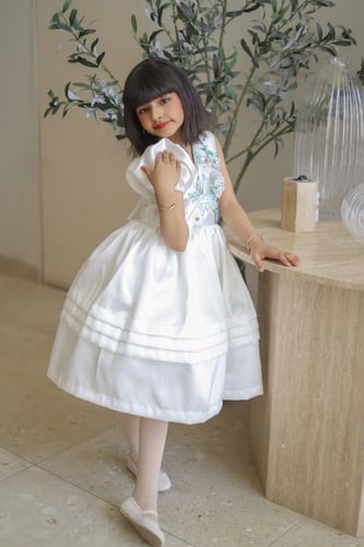 فستان ابيض بتطريز ملون