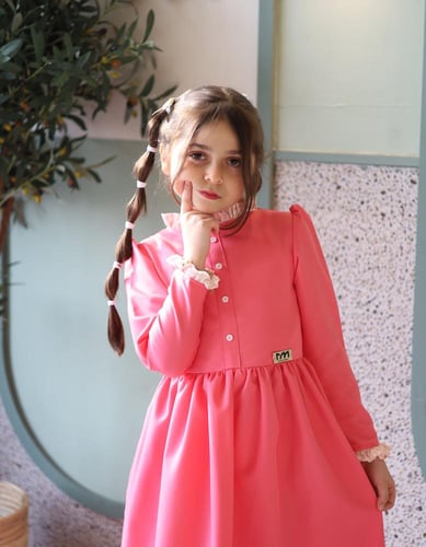 مريول وردي بلمسة كلاسيكية للبنات