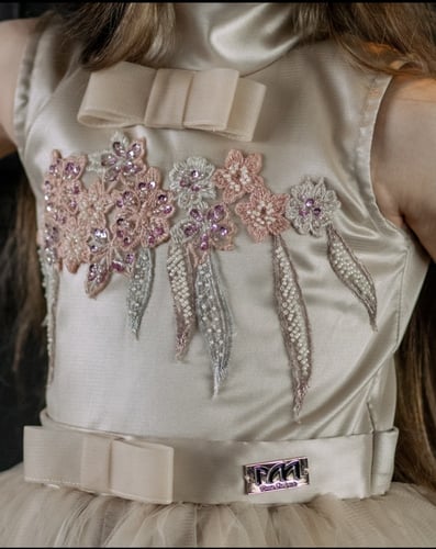 فستان مزين بفيونكات