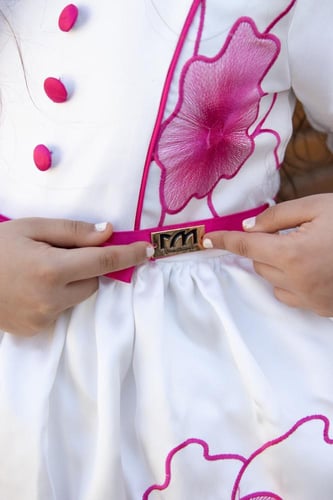 فستان روزا أوف وايت بتطريز فوشي