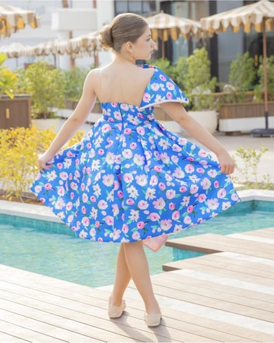 فستان فلورا الأنيق بنقشة الأزهار – لون أزرق ملكي