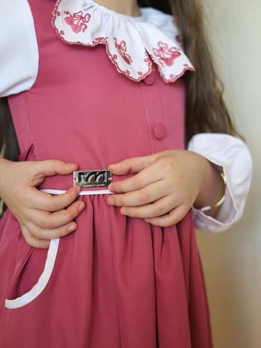 مريول مدرسي للبنات ابتدائي تصميم أنيق بكولة تطريز