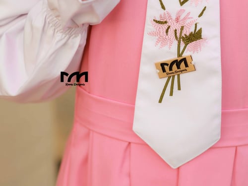 مريول حصري لطفلتك_مريول وردي بتطريز