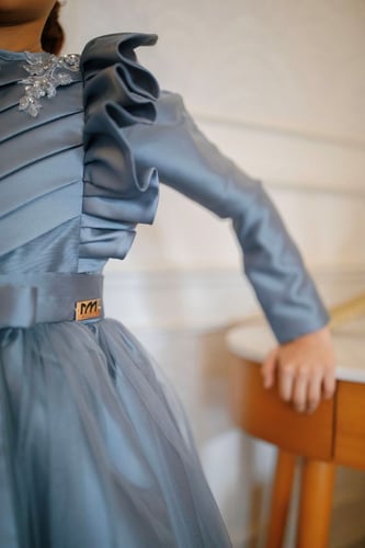 الفستان الرمادي الفخم