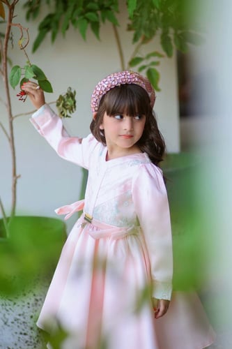 فستان وردي أنيق وفخم