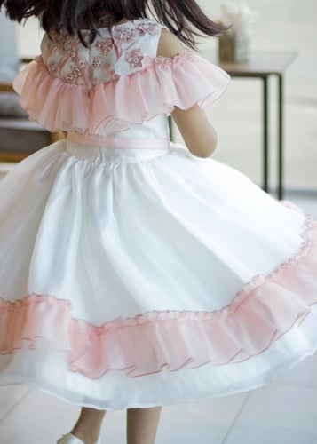 فستان ابيض بتطريز