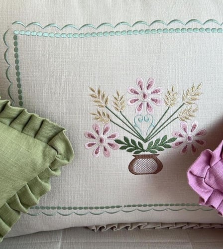 جلسة تطريز اوربي مع كرسي خشب