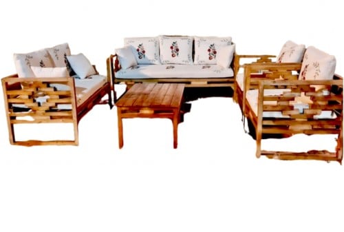 جلسة خشب بتطريز قطري (حسب التصميم)