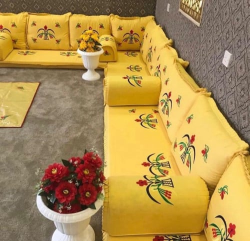 جلسة تطريز قطري بالمتر