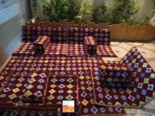 طقم جلسة بر وبحر عنابي يكفي 8 أشخاص.