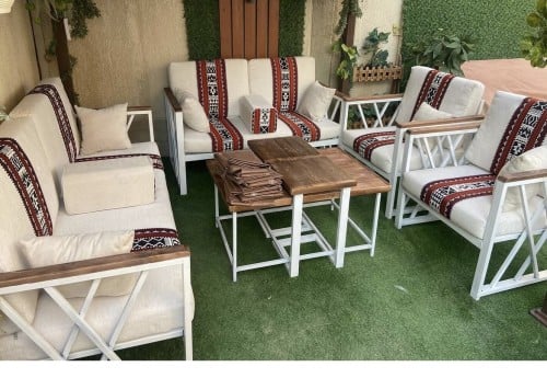 طقم جلسة حديد أبيض مع خشب (بشريط سدو)