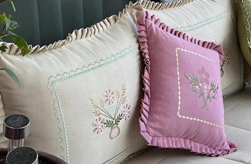 جلسة تطريز اوربي مع كرسي خشب