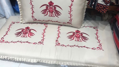 طقم جلسة تطريز قطري احمر