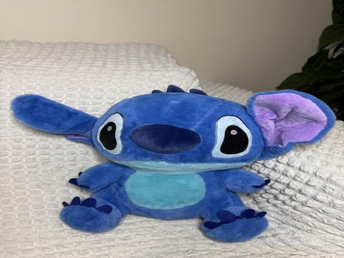 دمية ستيتش بداخلها بطانية