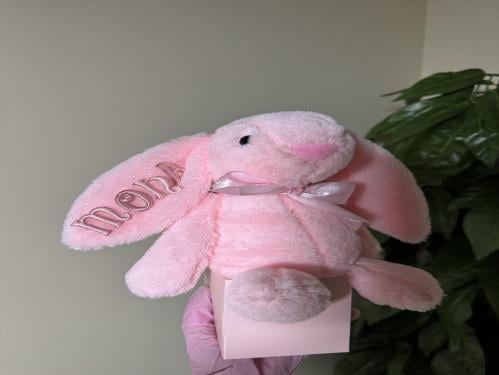 ارنوب مع كوب ردبول