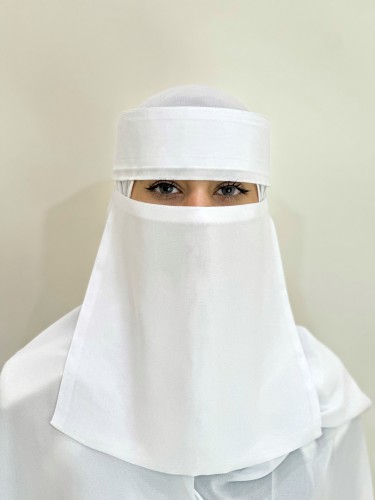 نقاب غطوه وسط مطاط مائل ابيض مقوى