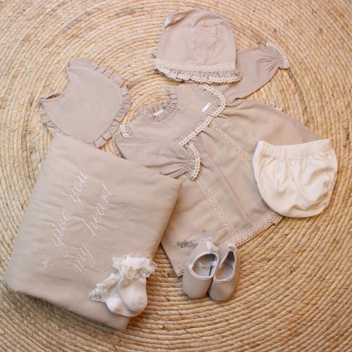 طقم كلاسيكي بناتي لحديثي الولادة 7 قطع