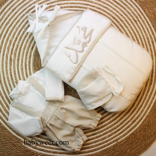 بيت مواليد (مدس) مع ملابس بتطريز الاسم