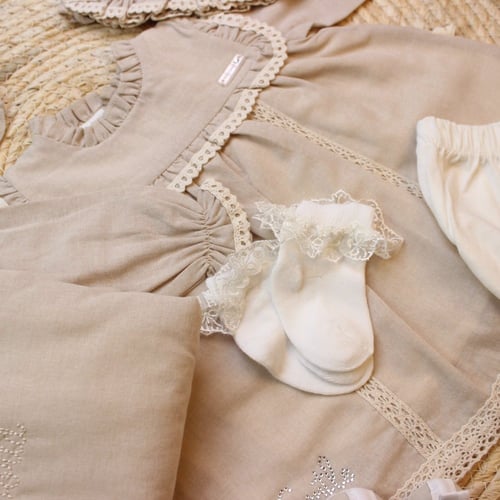 طقم كلاسيكي بناتي لحديثي الولادة 7 قطع