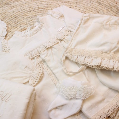 طقم كلاسيكي بناتي لحديثي الولادة 7 قطع