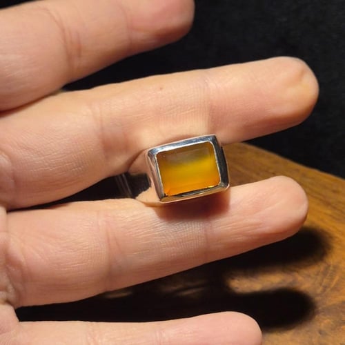 خاتم عقيق يماني قص مربع مميز على صياغة يدوية فاخرة