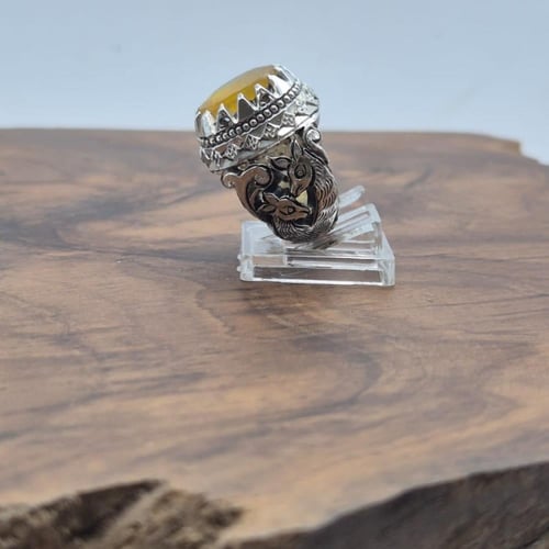 خاتم ياقوت اصفر متوج بـــ 4 حبات الماس