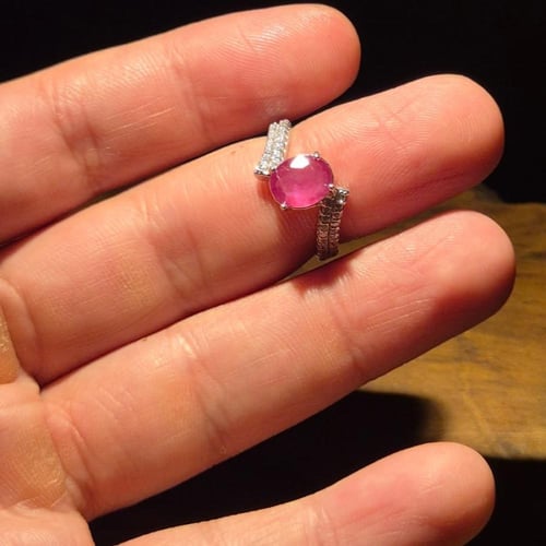 خاتم فضة متوج بحجر الياقوت ومطعم بازركون السويسري