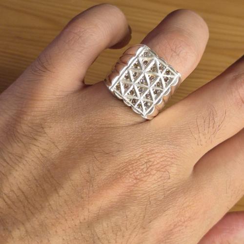 خاتم ألماس بني