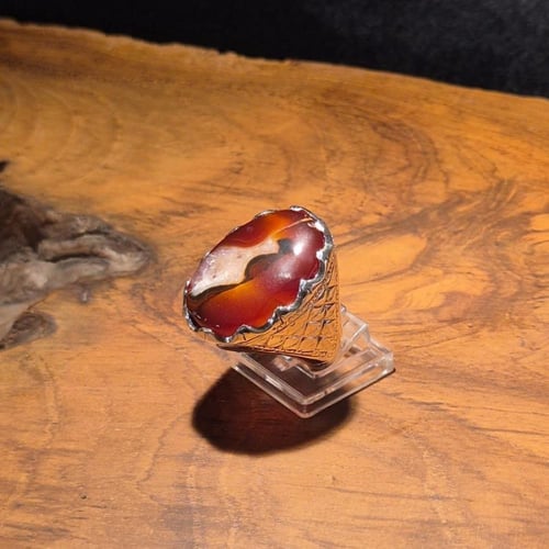 خاتم عقيق يماني بلطخه كرستارية على صياغة يدوية