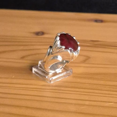 خاتم عقيق يماني احمر على كرزي على زجاجي صياغه حماد...