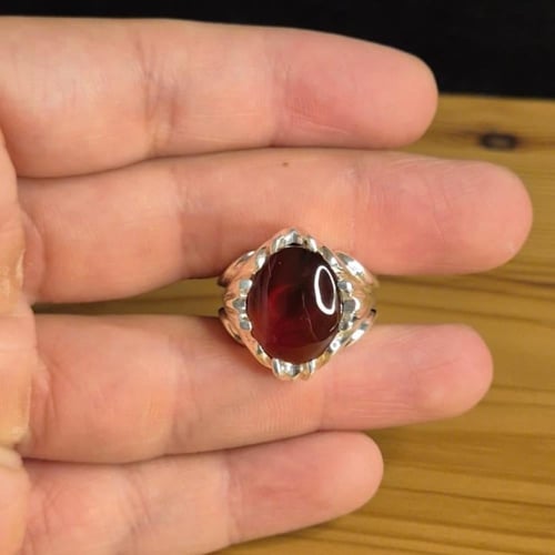 خاتم عقيق يماني احمر على كرزي على زجاجي صياغه حماد...