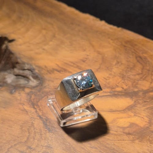 خاتم ملكي بحجر الموزنايت