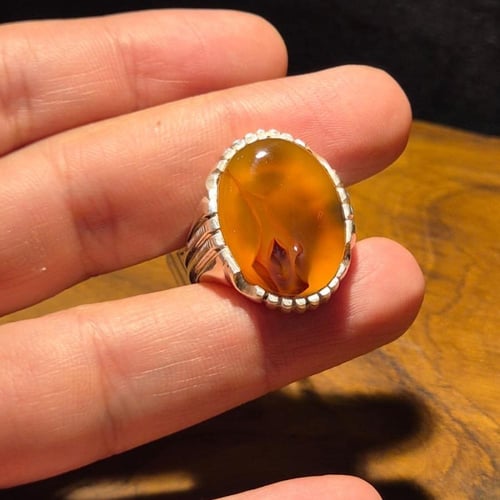 خاتم عقيق يماني بلطخة زعفرانية على صياغة اليدوية