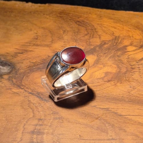 خاتم عقيق يماني على صياغة الملكية