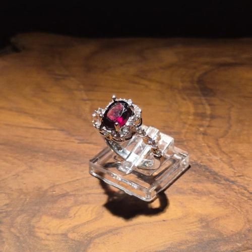 خاتم فضة متوج بحجر القارنيت ومطعم بالزراكون السويس...