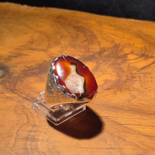 خاتم عقيق يماني بلطخه كرستارية على صياغة يدوية