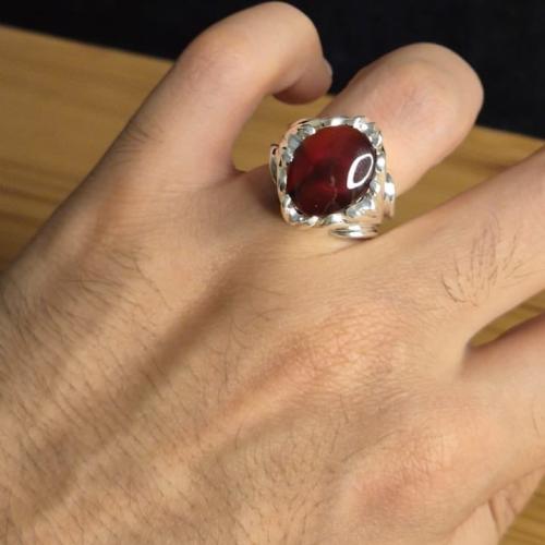 خاتم عقيق يماني احمر على كرزي على زجاجي صياغه حماد...