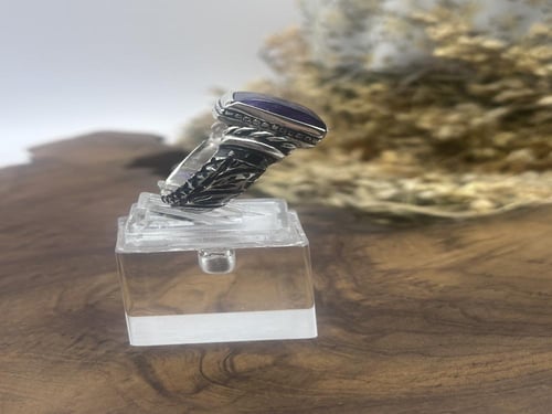 خاتم متوج بحجر العقيق اليماني البنفسجي