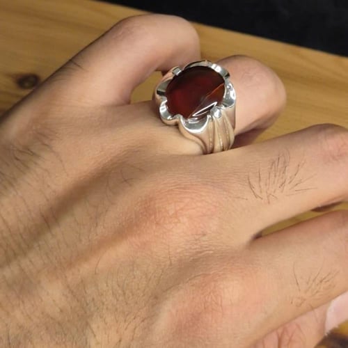 خاتم عقيق يماني احمر على كرزي على زجاجي بخط زعفران...