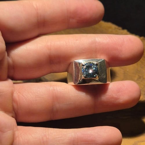 خاتم ملكي بحجر الموزنايت