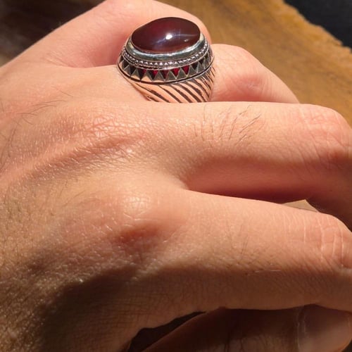 خاتم عقيق يماني كرزي على صياغه مميزة