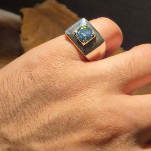 خاتم ملكي بحجر الموزنايت