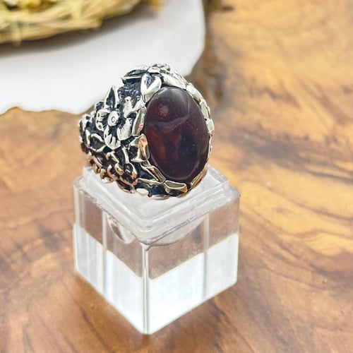 خاتم متوج بحجر العقيق اليماني الكرزي