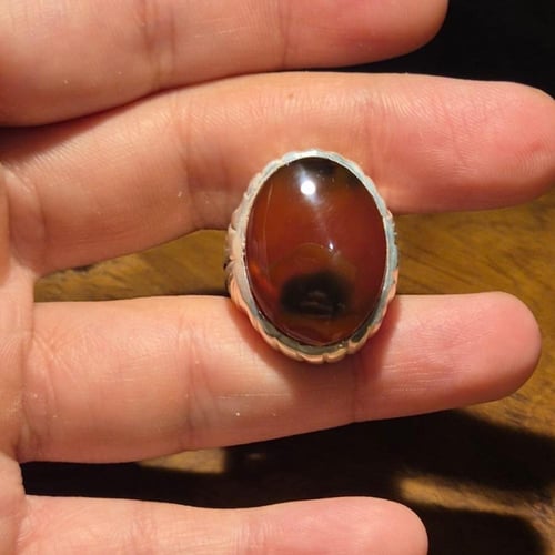 خاتم عقيق يماني كرزي مزعفر على صياغة الثقيلة شغل ب...