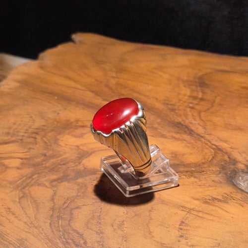 خاتم عقيق يماني رماني على صياغه فاخرة وفضة ثقيلة