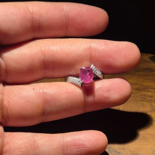 خاتم فضة متوج بحجر الياقوت ومطعم بازركون السويسري