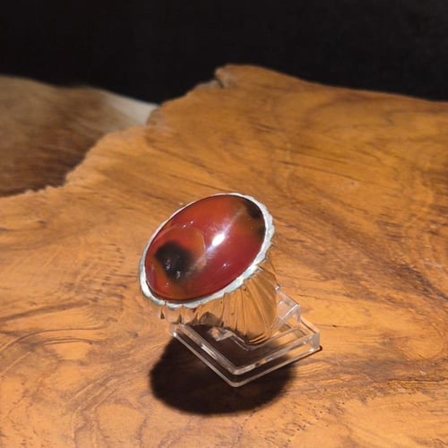 خاتم عقيق يماني كرزي مزعفر على صياغة الثقيلة شغل ب...