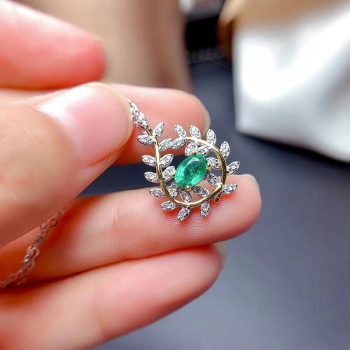 قلادة فضة متوج بحجر الزمرد