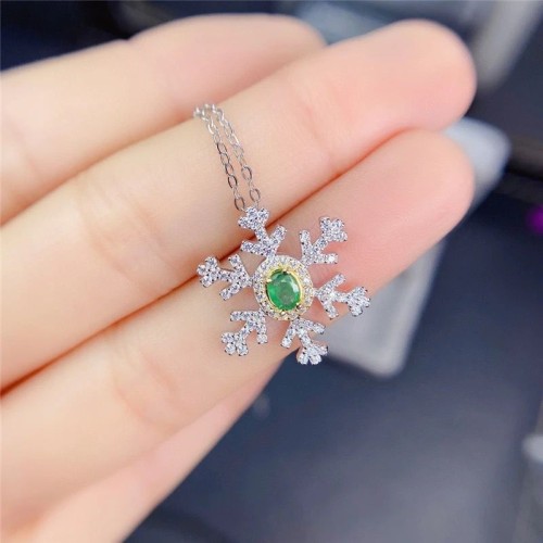 قلادة فضة متوج بحجر الزمرد