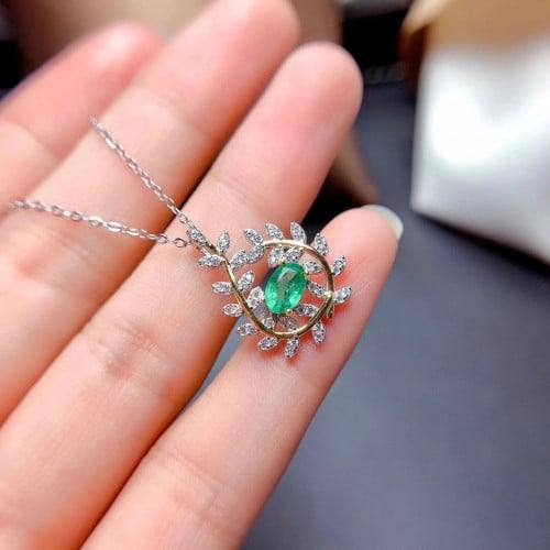 قلادة فضة متوج بحجر الزمرد